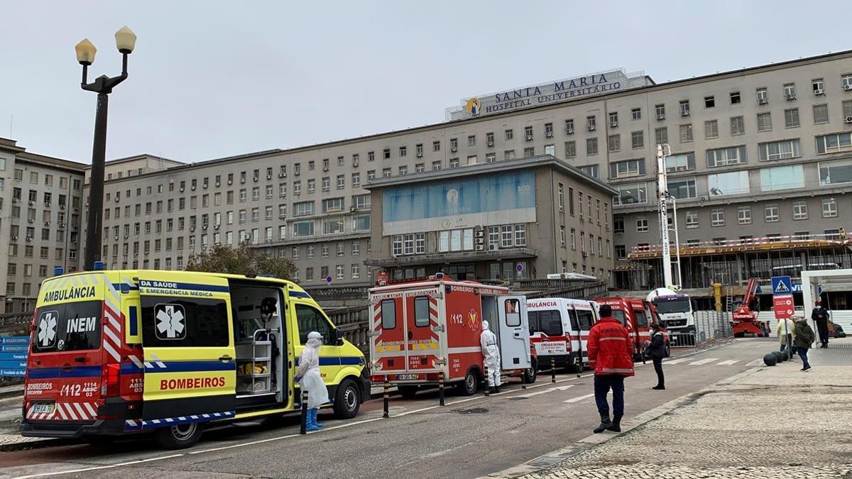 GRAF7705  LISBOA (PORTUGAL)  27 01 2021 - Filas de ambulancias con pacientes covid frente al hospital de Santa Maria  este miercoles  en Lisboa  Portugal  que tiene a sus hospitales en situacion critica ante una tercera ola que no da tregua  notifico hoy un nuevo record diario de fallecidos por covid-19  con 293 decesos  en una jornada en la que se superaron los 15 000 contagios de coronavirus  Segun la Direccion General de Salud (DGS)  con los 293 fallecidos reportados este miercoles  dos mas que el pico maximo registrado un dia antes  el pais luso suma ya 11 305 fallecidos desde marzo  EFE Cynthia de Benito