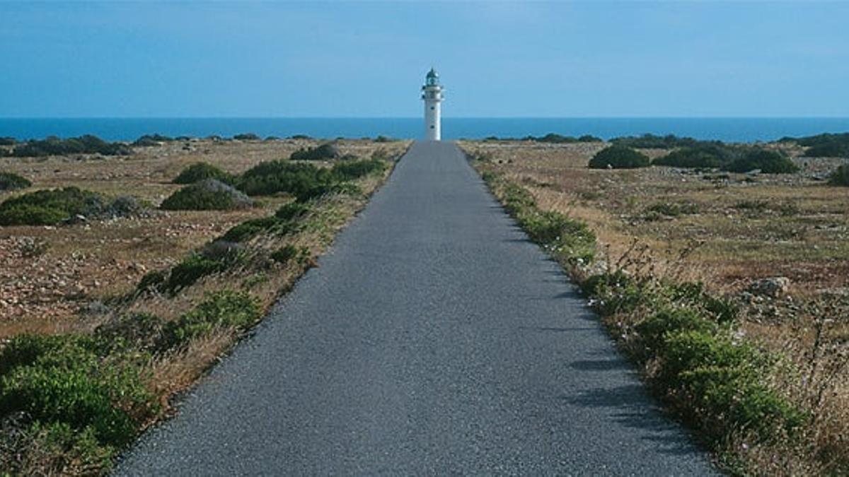 En el extremo oeste de Formentera, la costa sur llega al Cap de Barbaria, donde un faro señala el p