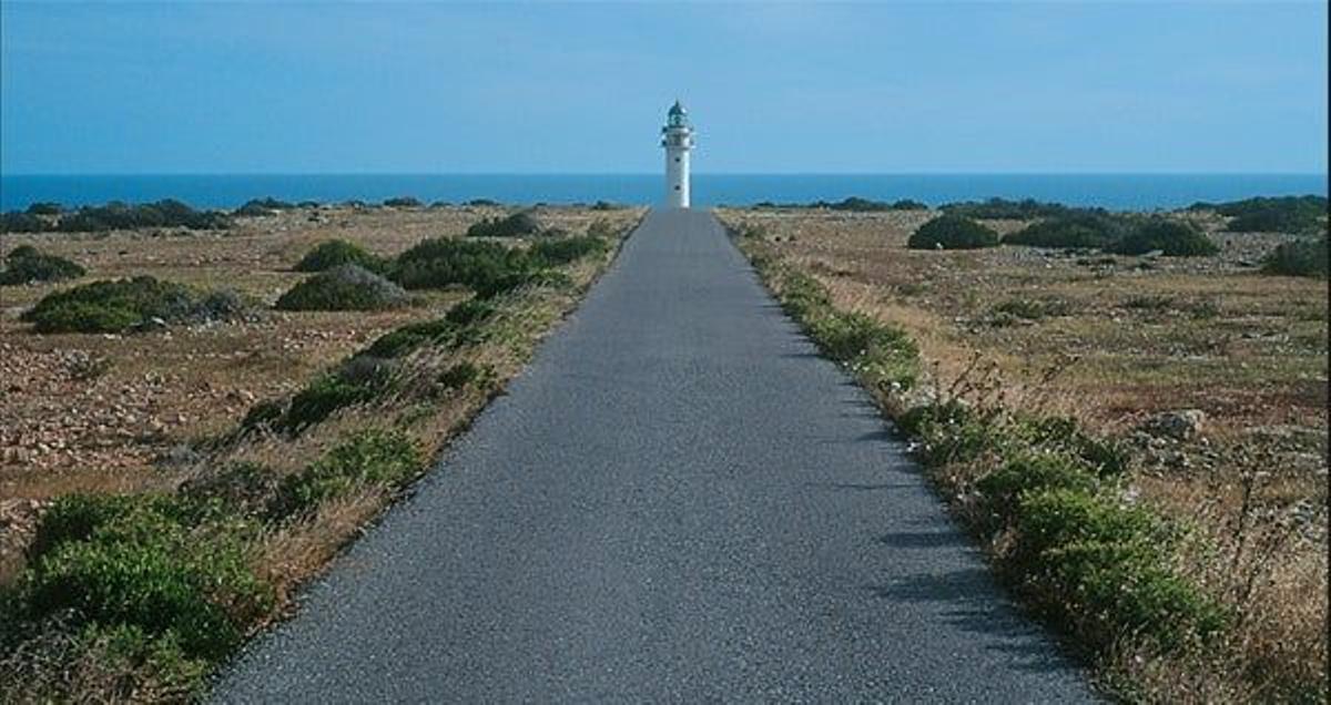 En el extremo oeste de Formentera, la costa sur llega al Cap de Barbaria, donde un faro señala el p