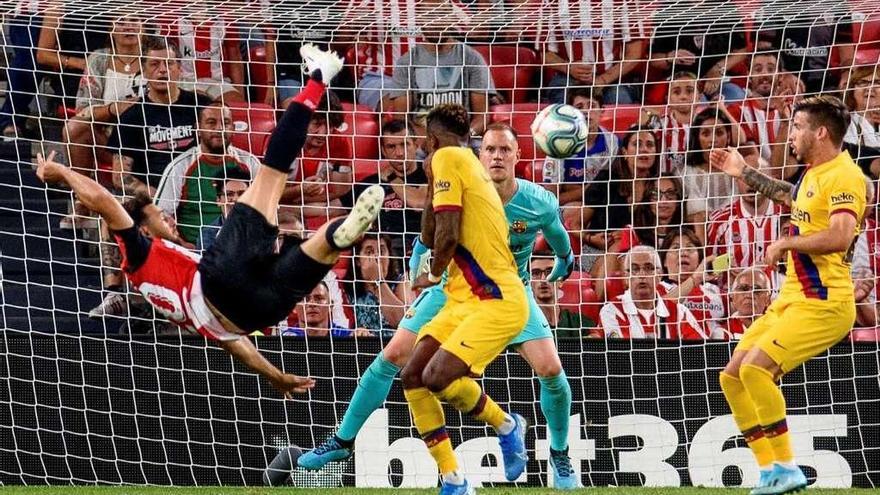 Momento en el que Aduriz remata de media chilena para marcar el gol del triunfo bilbaíno. // Efe