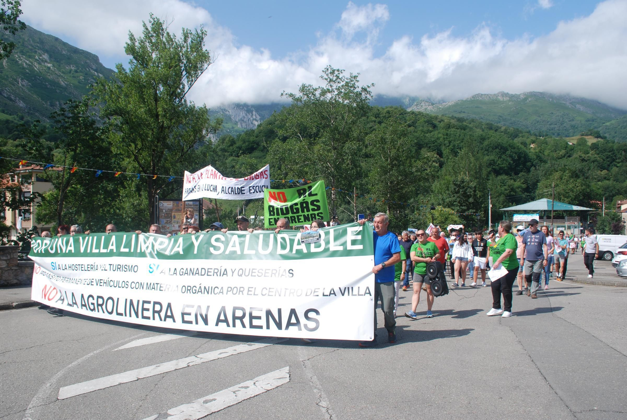 Manifestación contra la planta de biogás en Arenas de Cabrales
