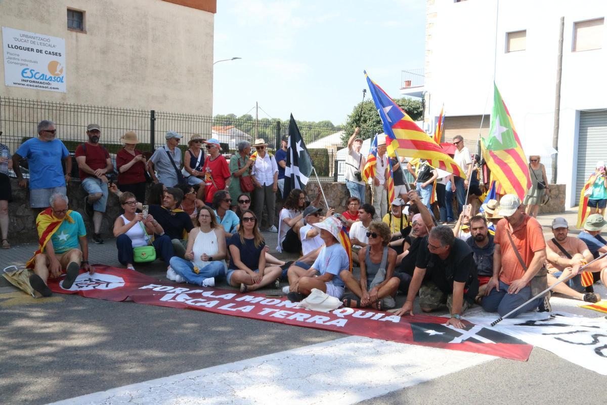 Els manifestants asseguts a peu de carrer.