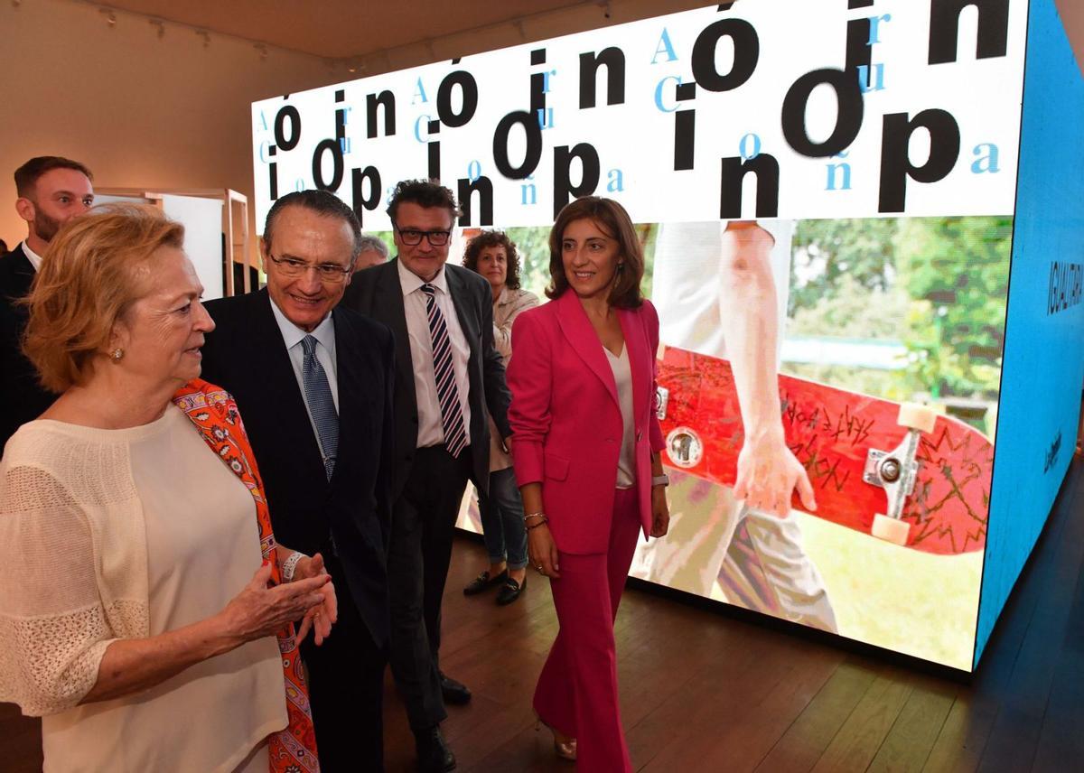 Arantxa Sarasola, vicepresidenta de Prensa Ibérica; Javier Moll, presidente de Prensa Ibérica; Manuel Ferreiro, director de LA OPINIÓN, y Ángeles Vázquez, conselleira de Medio Ambiente, pasean por la exposición. |   // VÍCTOR ECHAVE