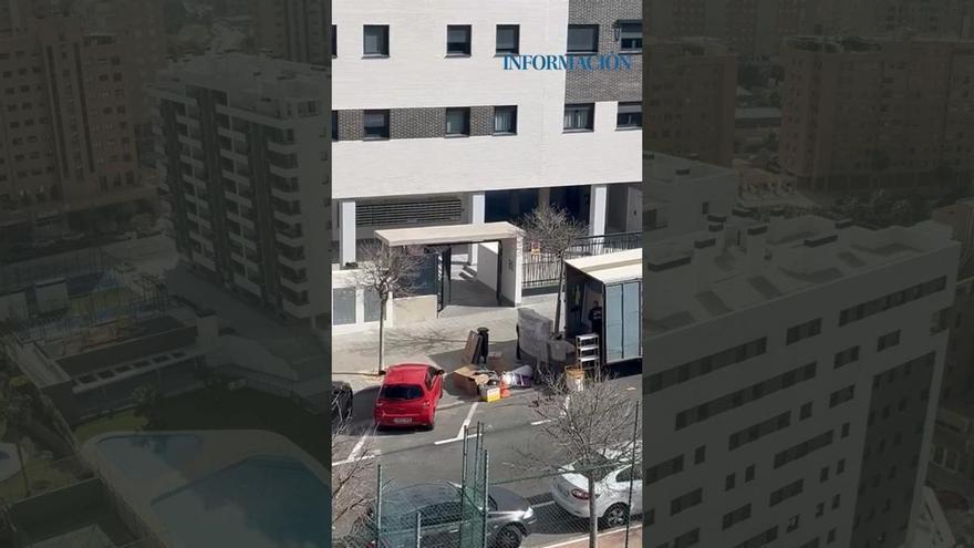 Mudanza en uno de los pisos de las viviendas protegidas Les Naus de Alicante este domingo
