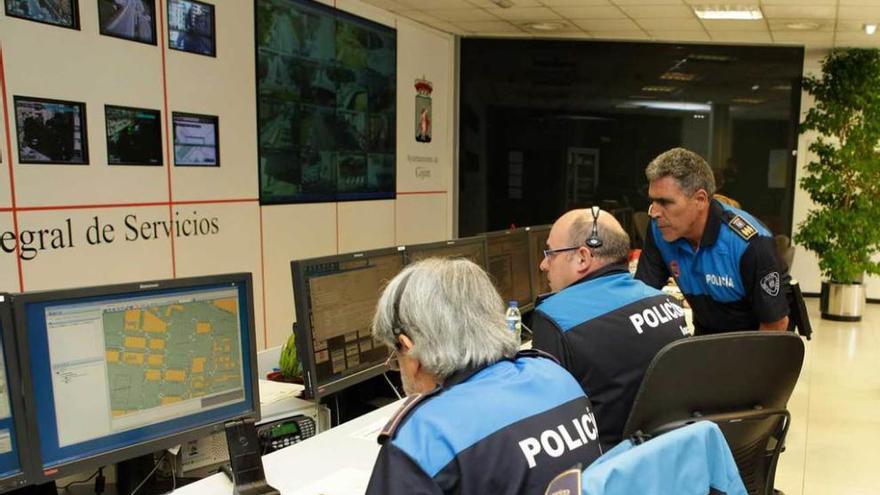 Alejandro M. Gallo, jefe de la Policía Local, a la derecha, con dos agentes de la sala de control de Jefatura.