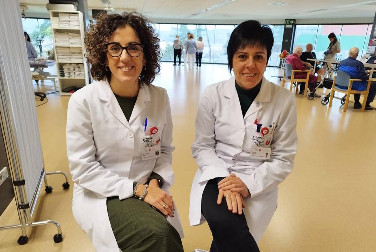 De izquierda a derecha, Mª Asun Sánchez Ruiz, directora de Enfermería, y Susana Martínez Agorreta, responsable del Área Sociosanitaria; ambas lideran el proyecto ‘Escuela de Familias 360’ de la Fundación San Juan Dos proyectos de Dios de Navarra