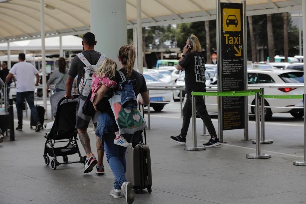 Taxifahrer protestieren am Flughafen Mallorca gegen Piraten-Taxis