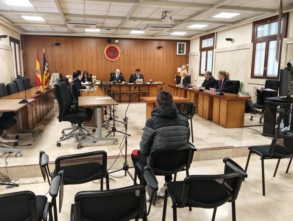 El joven condenado, ayer en la Audiencia Provincial de Palma.