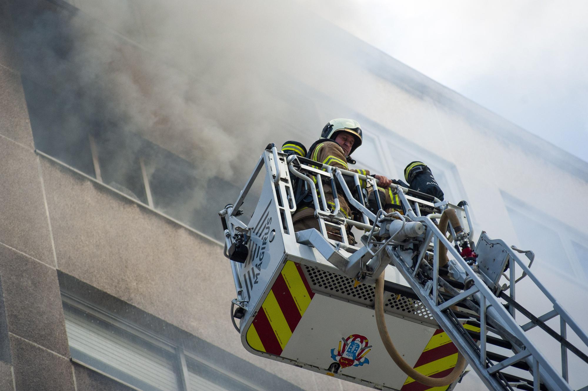 Los bomberos sofocan un incendio en una vivienda de Costa da Unión con Pla y Cancela