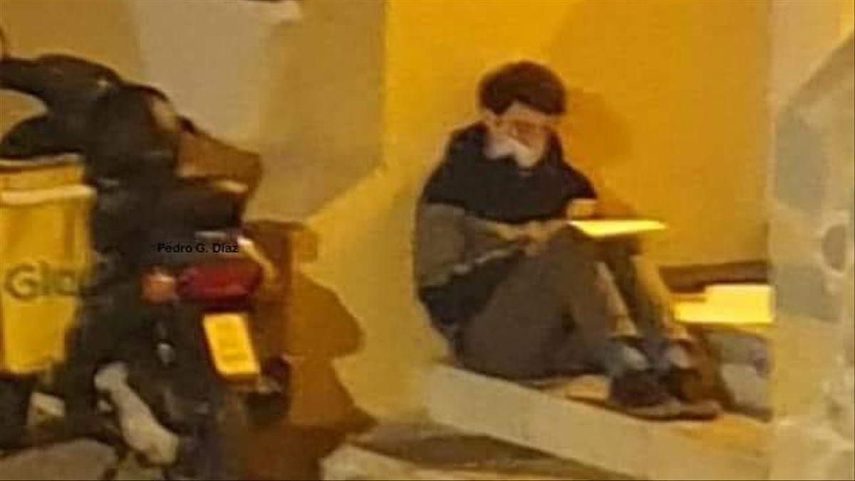 Carlos Alegre, el repartidor que protagonizó esta historia viral, estudiando en Málaga