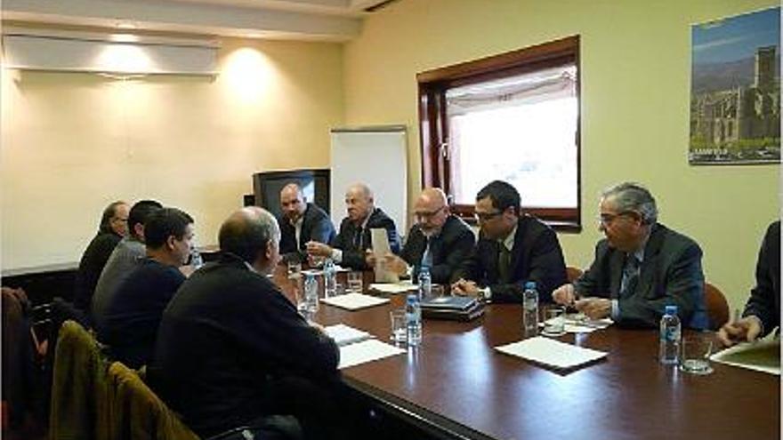 Representants del comitè d&#039;empresa de Torraspapel (a l&#039;esquerra), amb l&#039;equip del conseller Huguet.