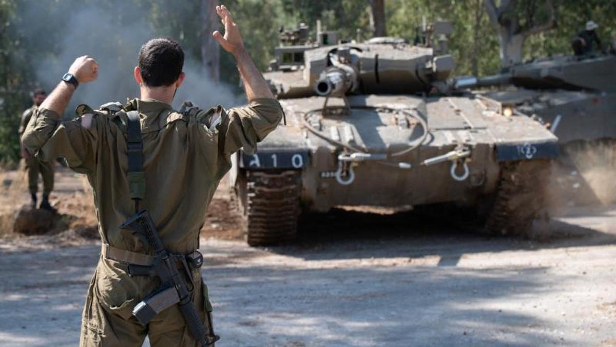 Un soldado israelí guía a un carro de combate en la frontera con el Líbano, el pasado 18 de octubre.