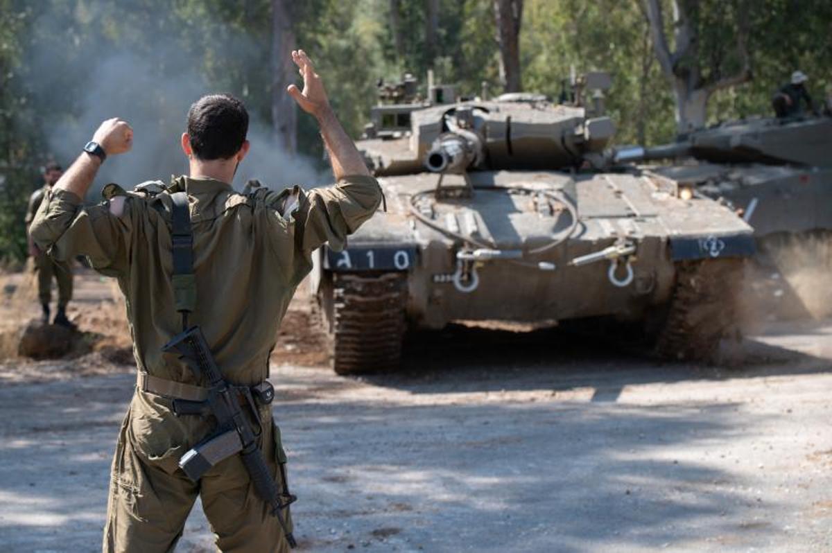 Un soldado israelí guía a un carro de combate en la frontera con el Líbano, el pasado 18 de octubre.