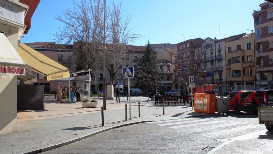 Vecinos del Conjunto Viriato recogen firmas en contra de un parking subterráneo en la plaza del Cuartel Viejo