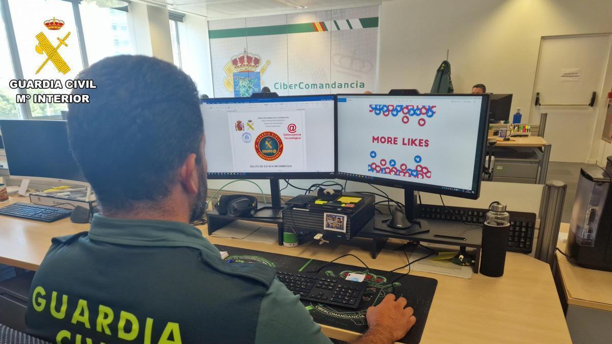 Un agente de la Cibercomandancia de la Guardia Civil