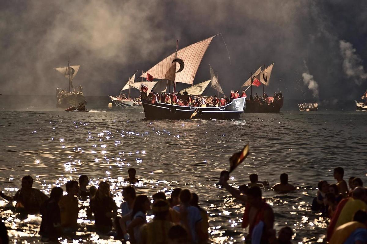 Desembarco de las fiestas de Moros y Cristianos de la Vila.