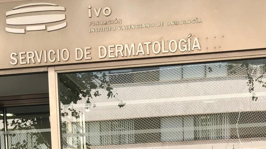 Los doctores Onofre Sanmartín Jímenez y Eduardo Nagore Enguídanos, jefes clínicos del servicio de dermatología del IVO.