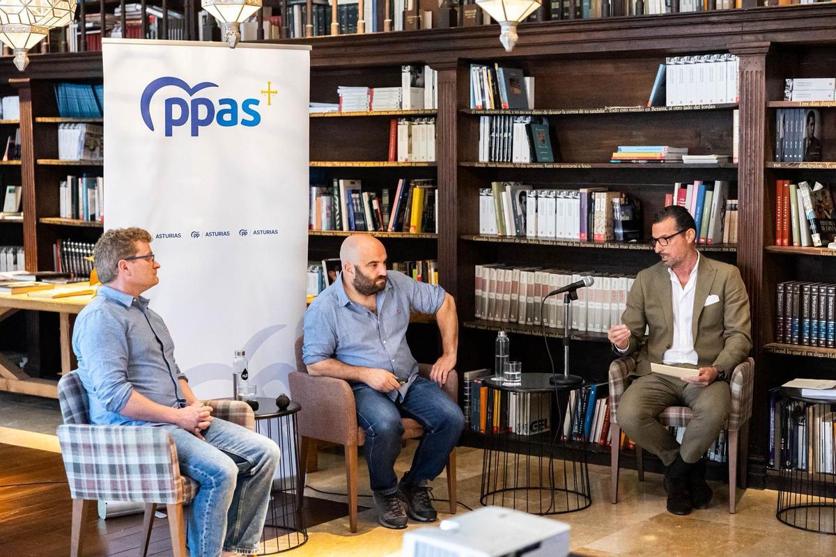 César Pérez y Luis Alfonso Pérez, con Eloy Alonso, durante sus intervenciones en el foro.