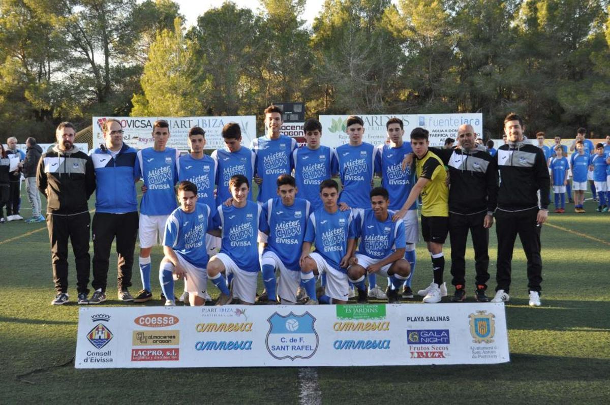 Numerosos aficionados no quisieron perderse el acto del club