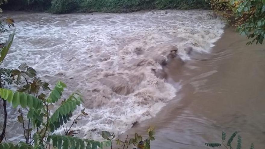 Diverses carreteres tallades al Ripollès i el riu Fluvià baixa molt carregat d&#039;aigua