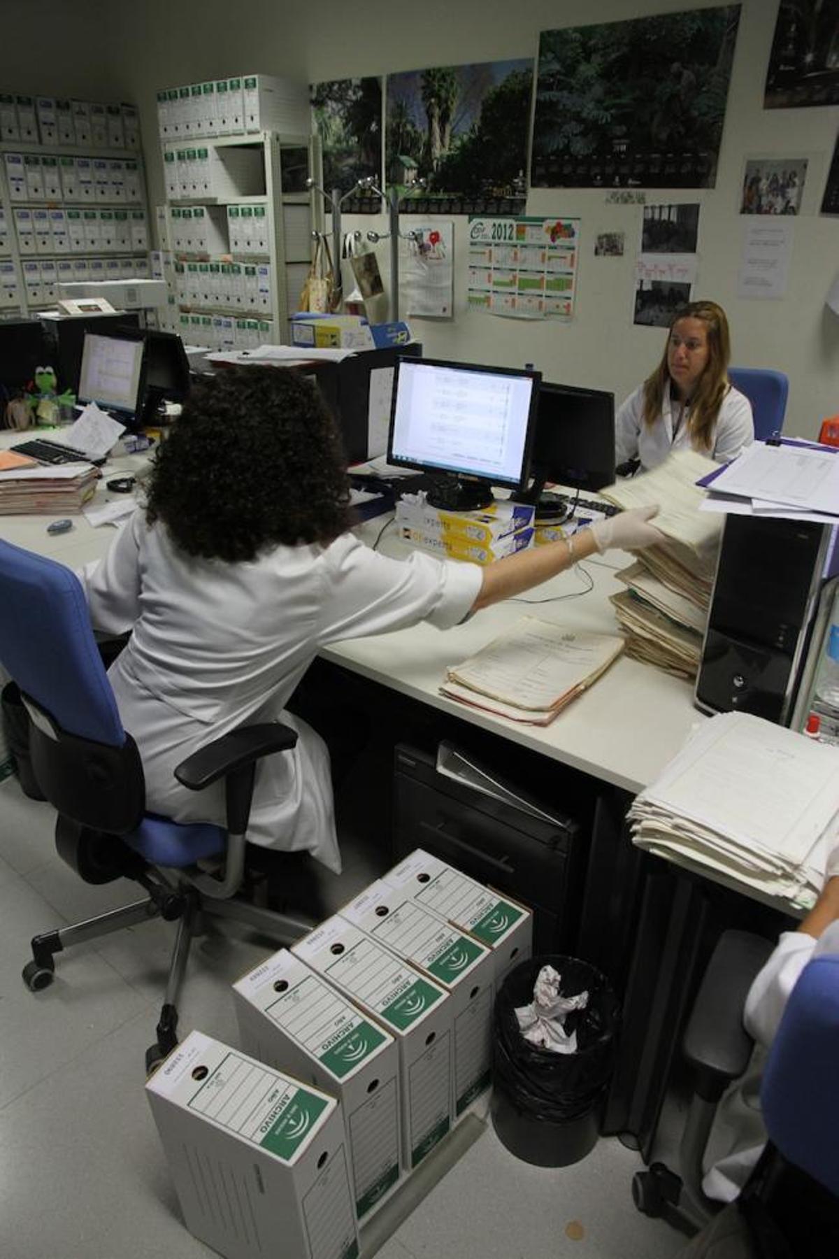 Dos funcionarias, en la Ciudad de la Justicia.