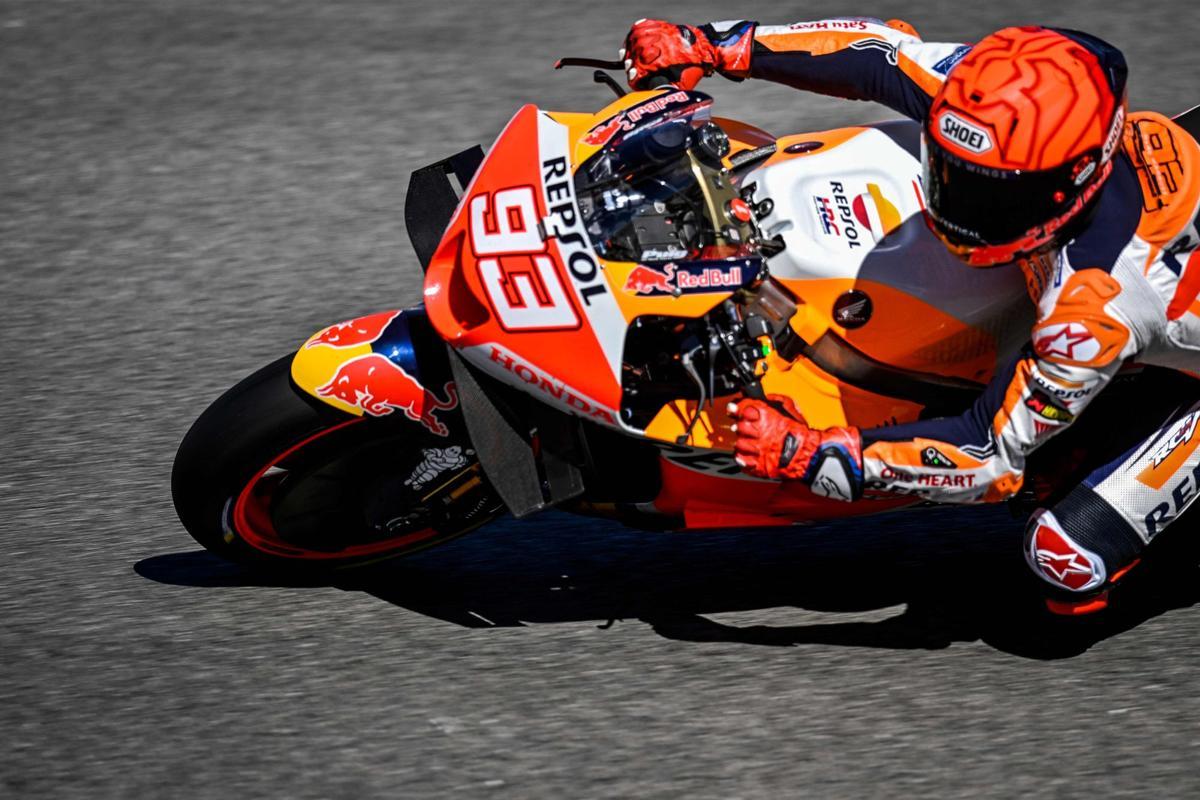 Magic Márquez (Honda) está de vuelta, hoy, en Portimao, en el primer GP de la temporada el campeonísimo catalán ha logrado su pole position nº 92 tras dos vueltas suicidas y arrancará esta tarde, en la carrera al sprint en primera posición por delante de Jorge Martín (Ducati) y Pecco Bagnaia (Ducati).