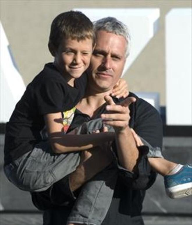 Marc Recha y su hijo Roc, ayer, en San Sebastián.