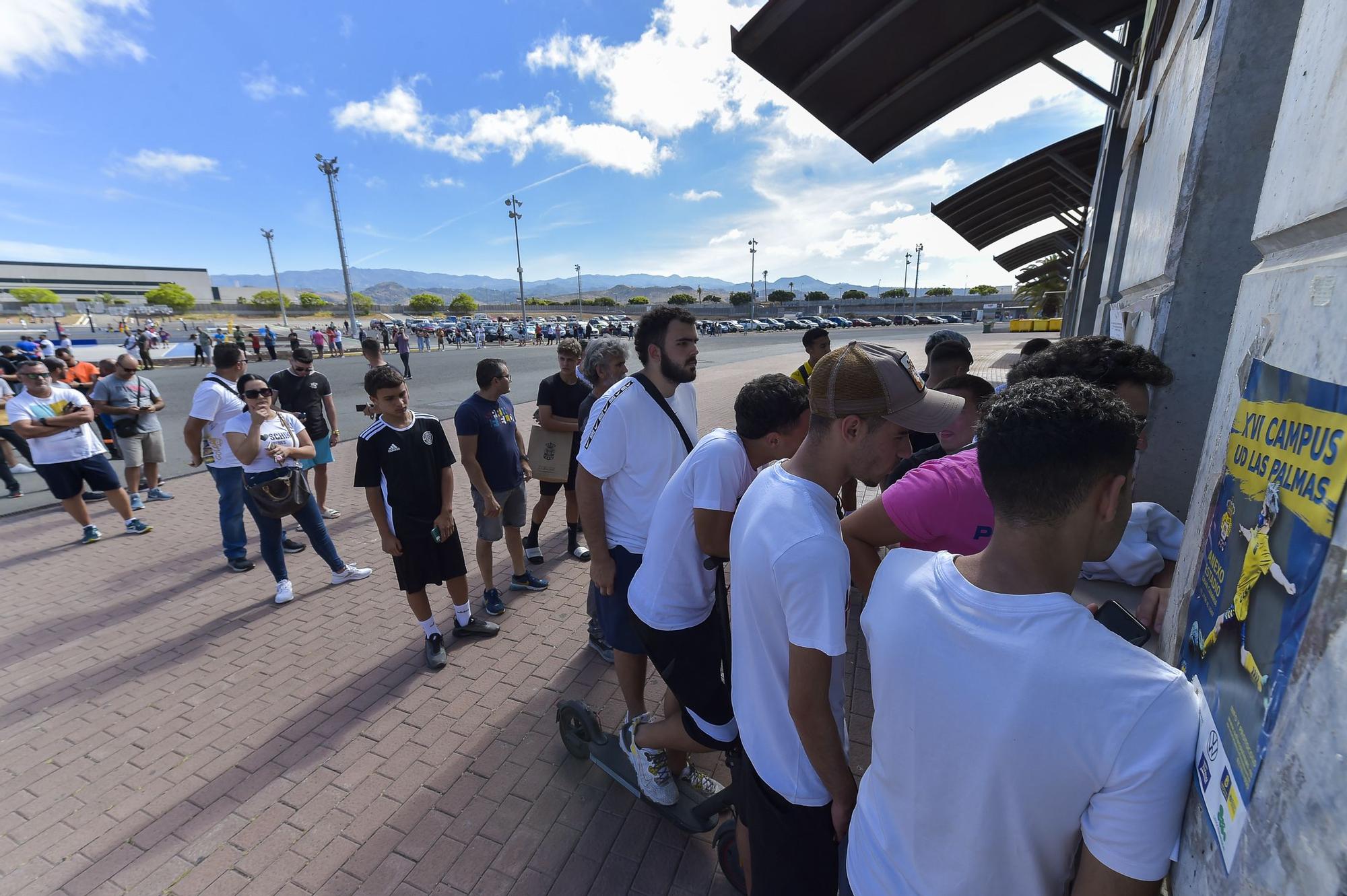 Colas en la taquilla del Estadio de Gran Canaria para comprar entradas del partido UD Las Palmas - Oviedo
