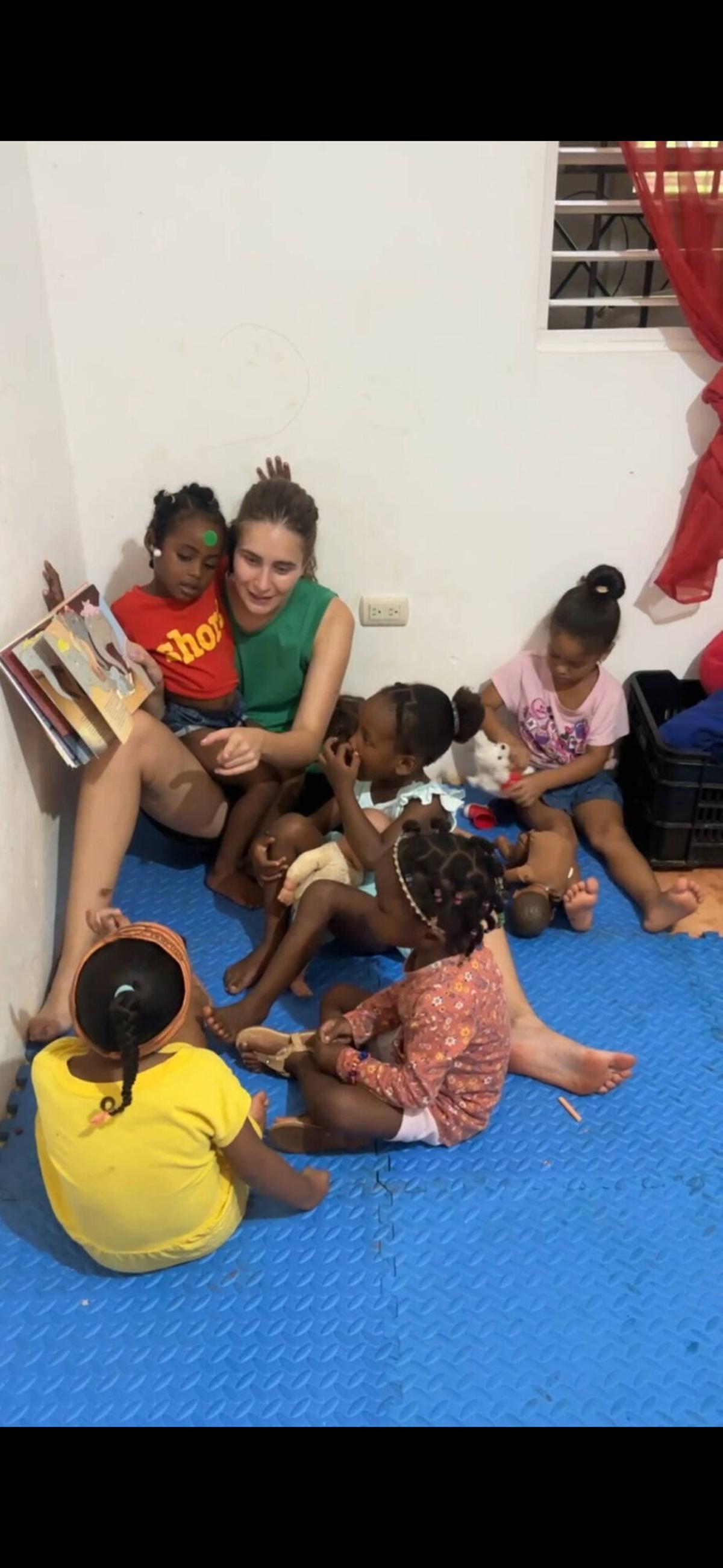 Imatges del voluntariat de Tiana Catany, d'Artés, en una escola de la República Dominicana Imatges del voluntariat de Tiana Catany, d'Artés, en una escola de la República Dominicana