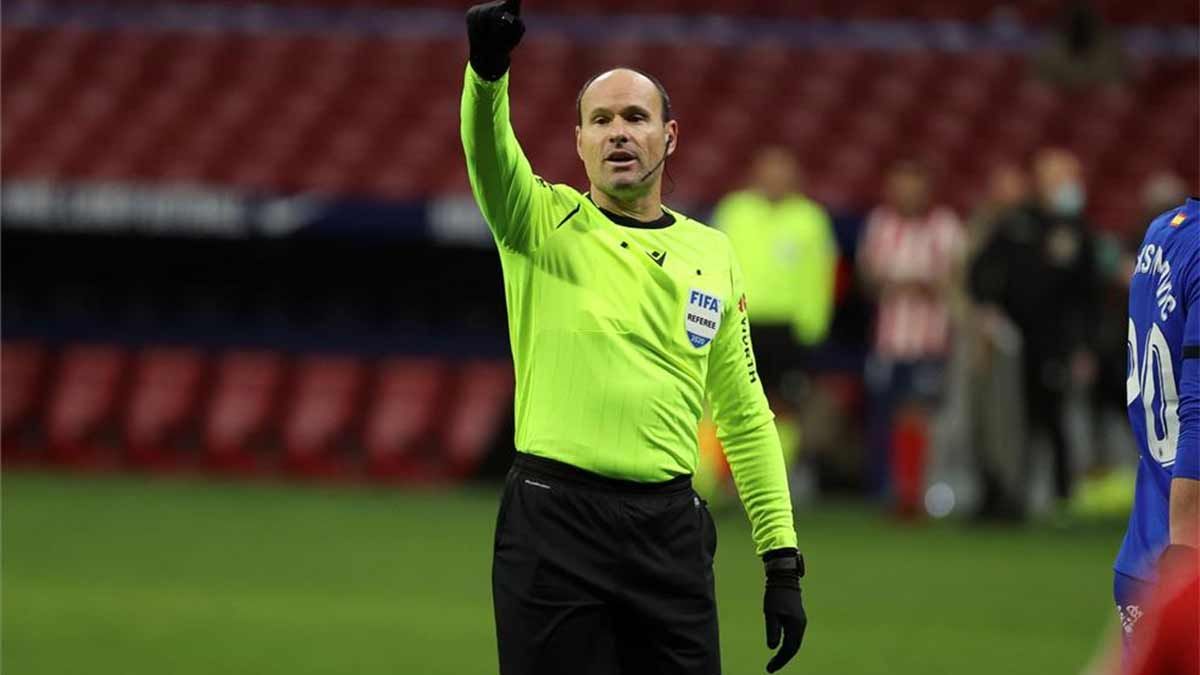 Mateu Lahoz arbitrando un partido