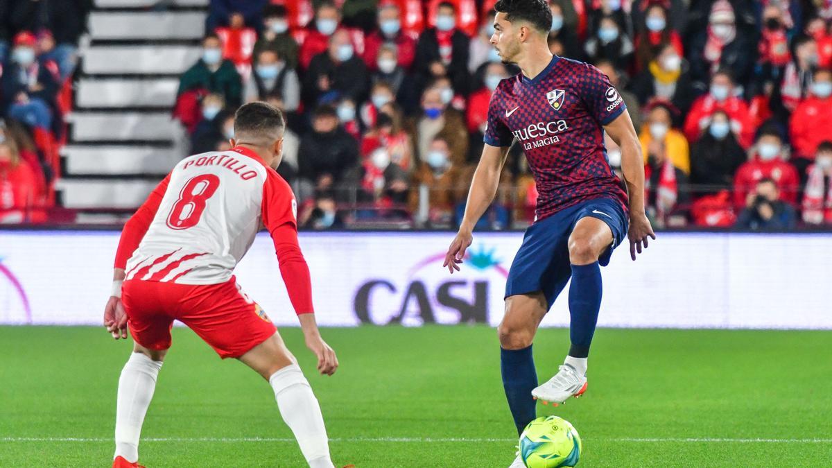 Miguel pisa el balón ante el jugador del Almería Portillo.