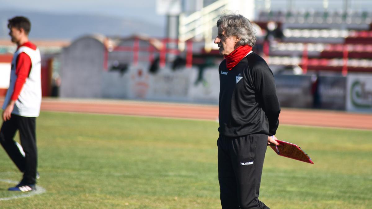 Roberto Aguirre, durante un entrenamiento del Don Benito.