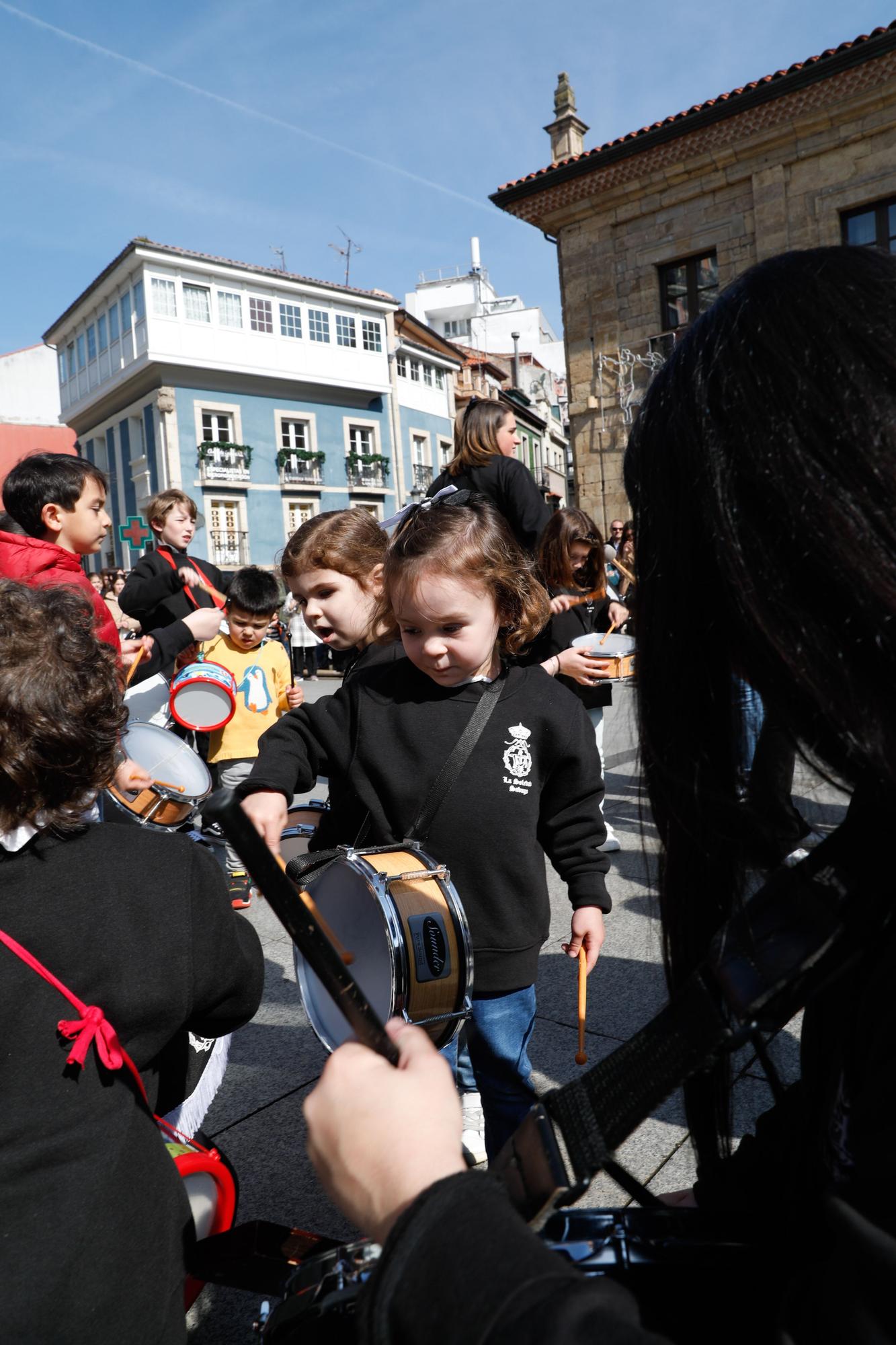 EN IMÁGENES: La tamborrada del Viernes Santo en Avilés