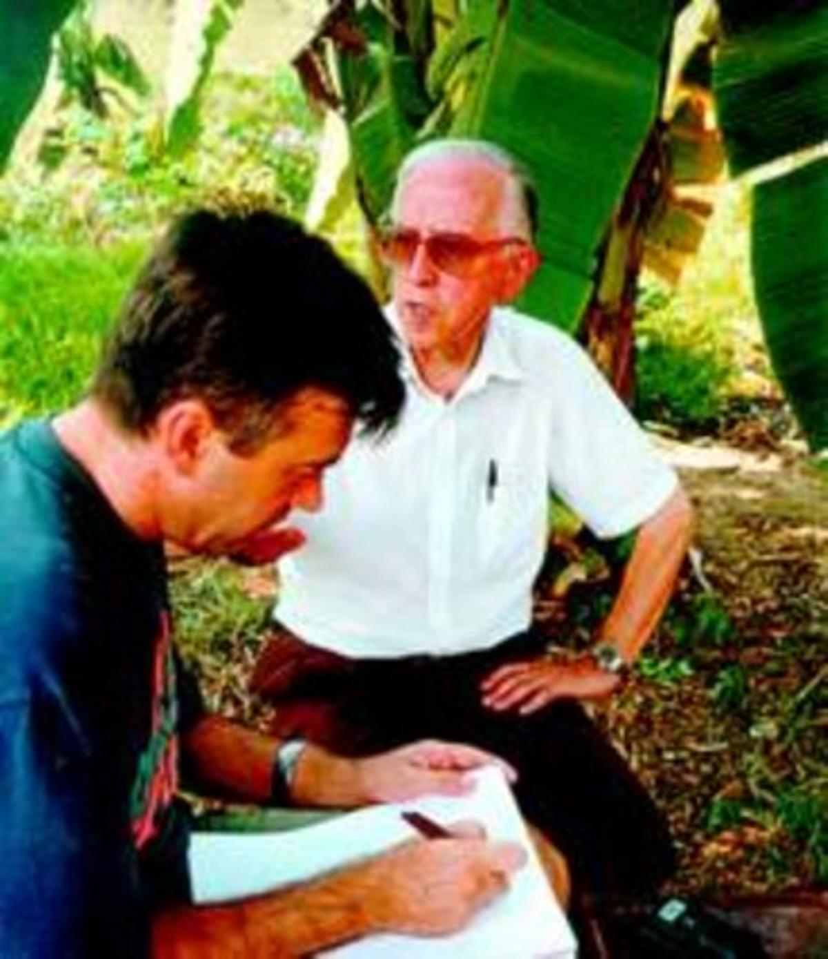 El periodista Francesc Escribano (esquerra), amb Pere Casaldàliga. El periodista Francesc Escribano (esquerra), amb Pere Casaldàliga.