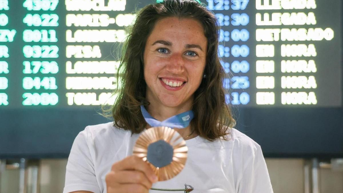 Sara Sorribes, a su llegada al aeropuerto de Manises con la medalla de bronce olímpica