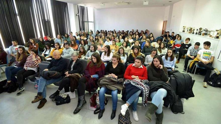 Asistentes a la jornada de ayer en la Facultad de Ciencias de la Educación, en Pontevedra. // Gustavo Santos