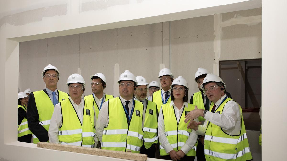 El cap del Consell, Juanfran Pérez Llorca, encapçala una visita a les obres de la planta, que guia Joe Nuzzolese, vicepresident de la multinacional estatunidenca