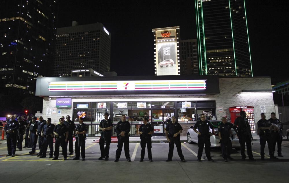 Cinco agentes muertos tras una marcha contra la violencia policial en Dallas