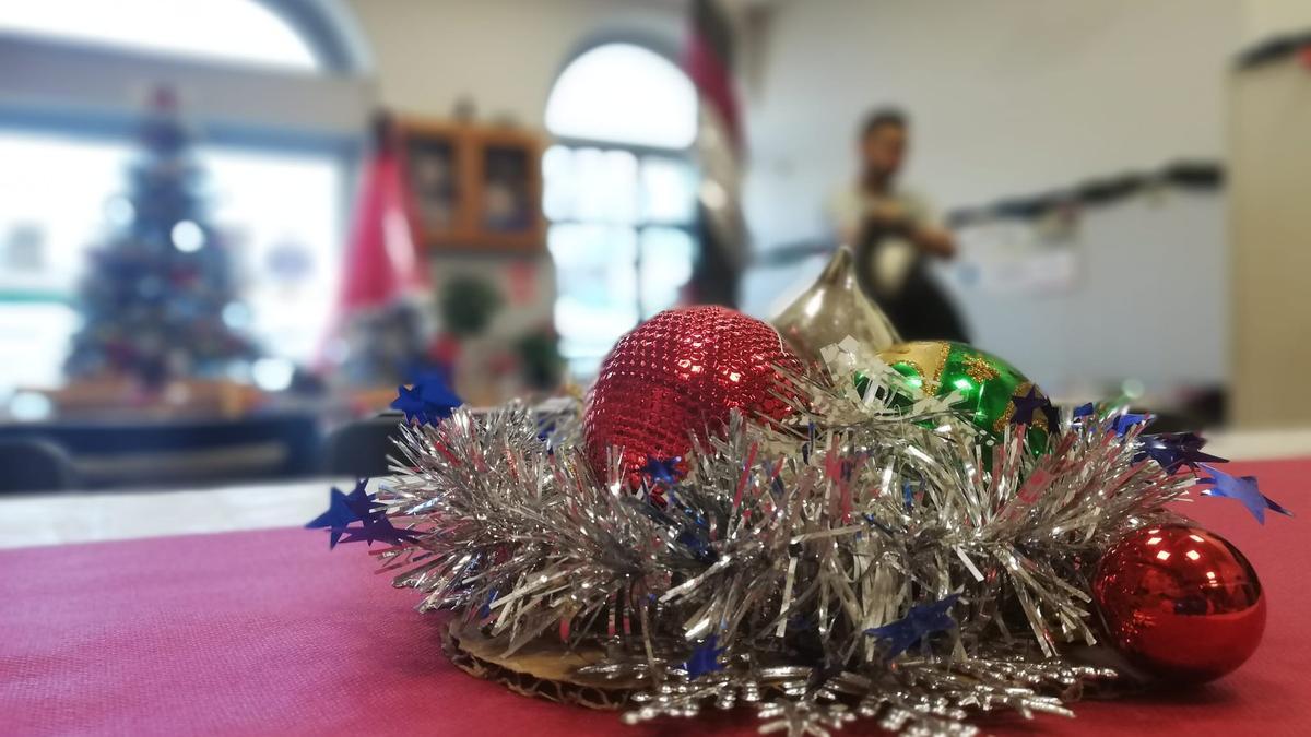 Centro de Navidad en una mesa lista para la cena de Nochebuena