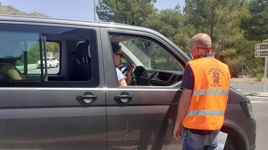 Ein Mitarbeiter des Inselrats weist Autofahrer am Dienstag (15.6.) auf das Fahrverbot hin.