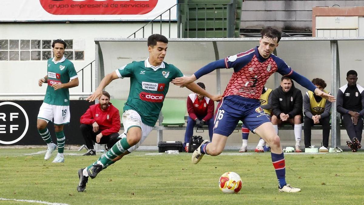 Hugo Rodri (izquierda) presiona a un rival en un partido con la camiseta del Coruxo.