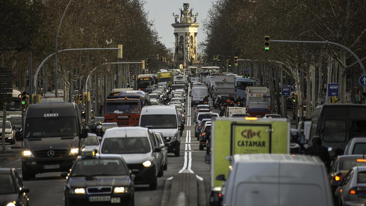 Atasco de coches en la Gran Via de Barcelona. Al fondo, la plaza de Espanya