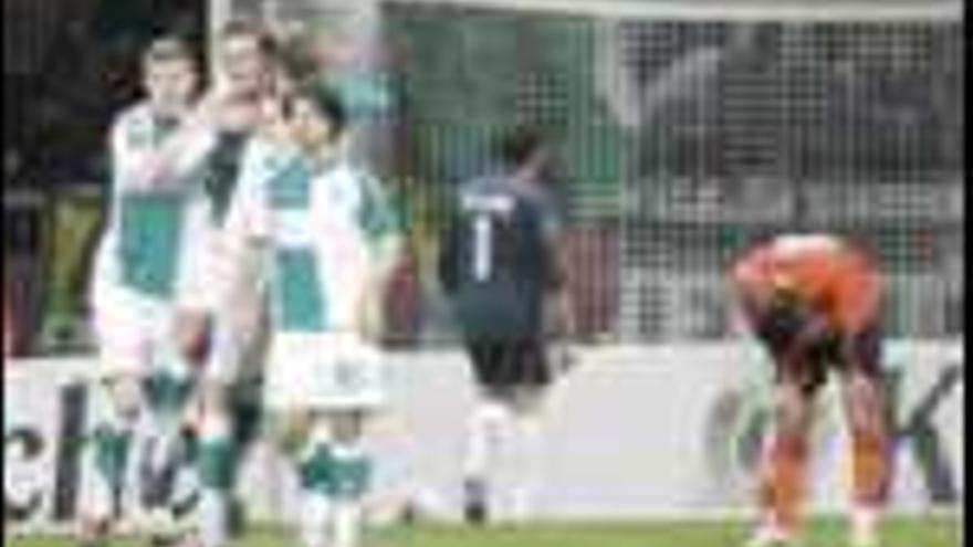 Los jugadores del Werder Bremen festejan su segundo gol ante la desolación de Esteban y Nené. / José Lores