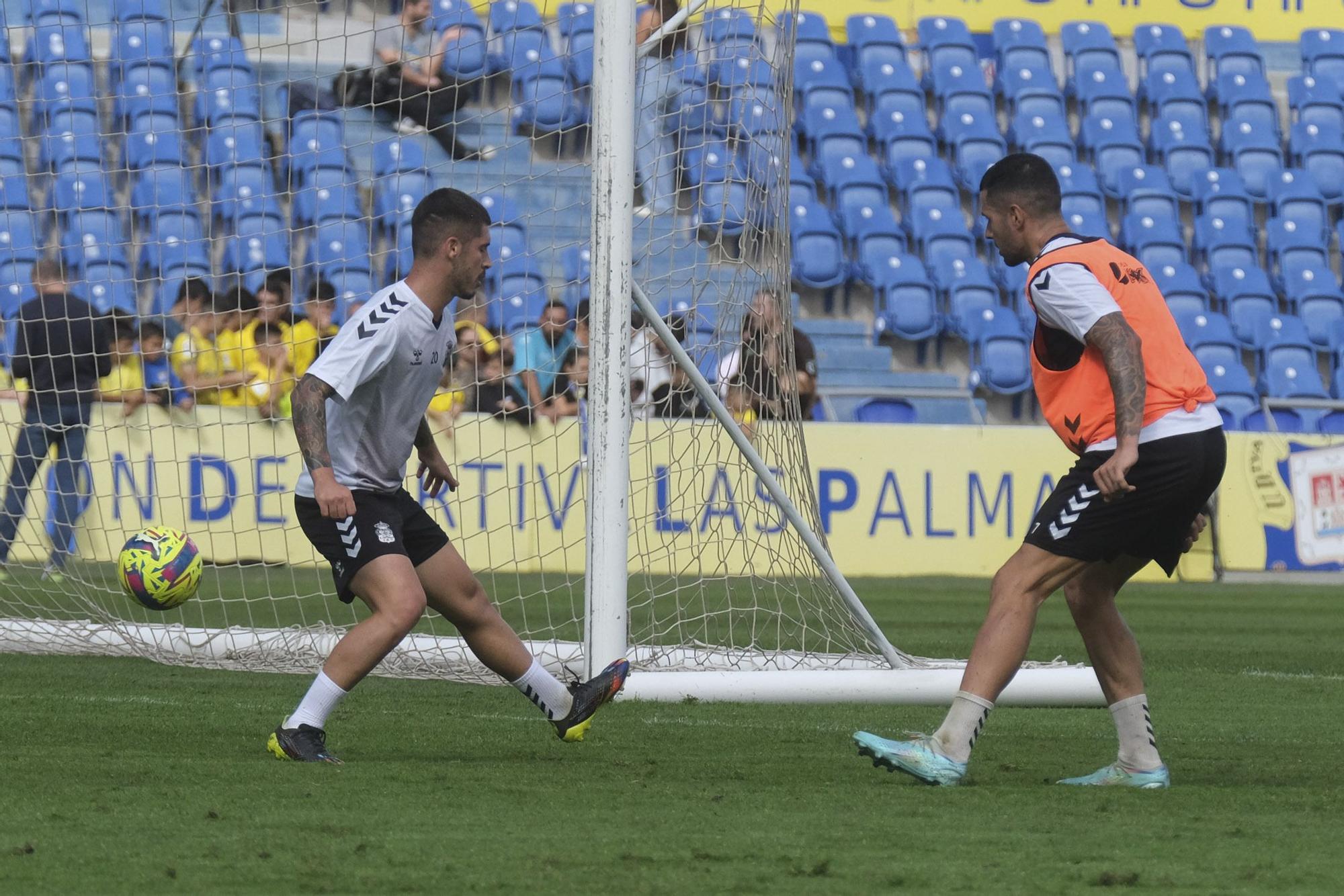 La UD Las Palmas entrena a puerta abierta