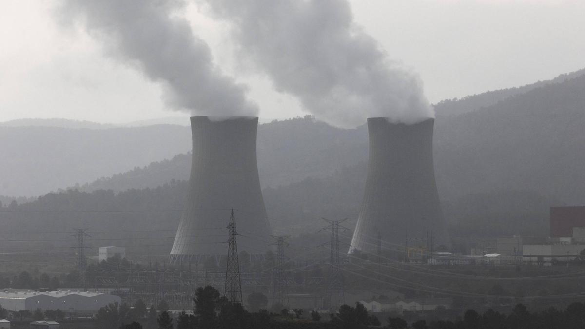 Torres de refrigeración de la central nuclear de Cofrentes.