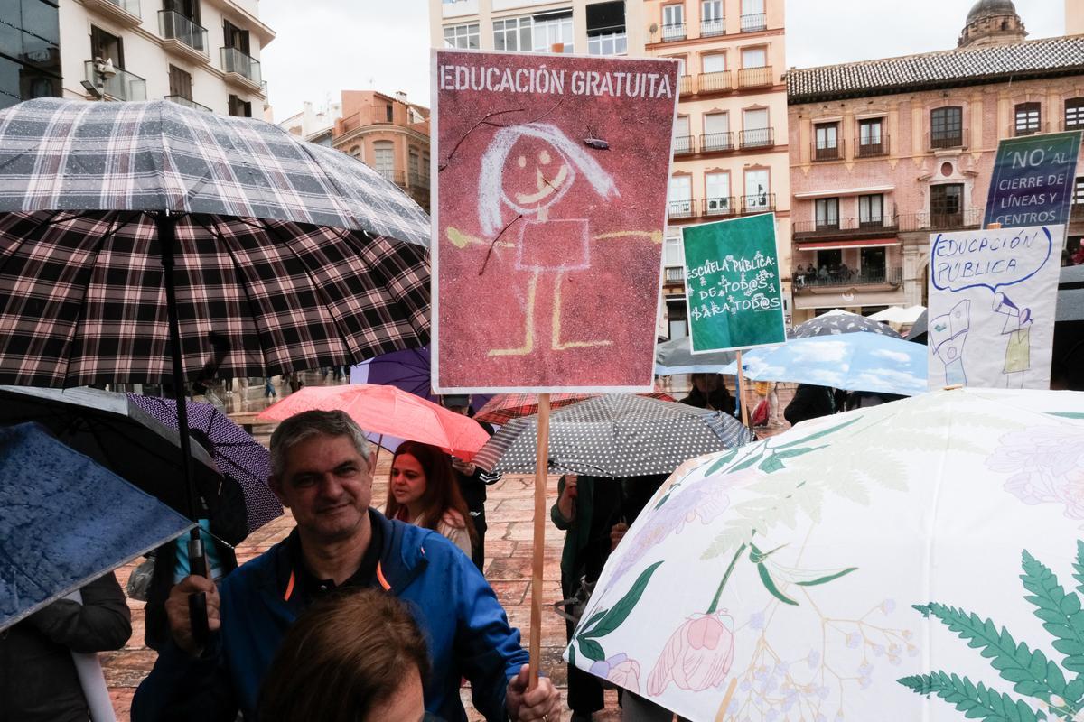 Algo menos de un centenar de personas de la Marea Verde se ha concentrado este mediodía en la plaza de la Constitución, de Málaga, en una protesta para defender la escuela pública.