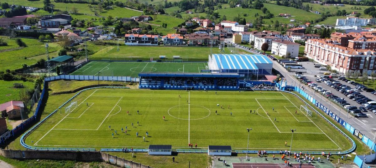 Vista aérea del estadio del Mosconia, con el campo de hierba artificial de El Casal al fondo de la imagen.
