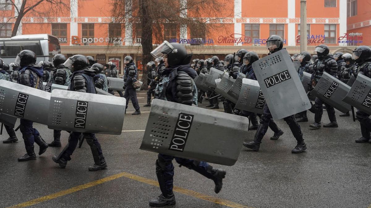 Fuerzas de seguridad hacen frente a los manifestantes en Almaty (Kazajistán).
