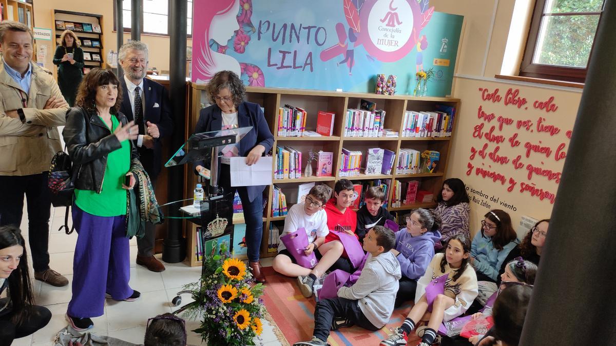 Rosa Montero dirige unas palabras a los lectores en la apertura del punto lila de la biblioteca de Puerto de Vega.