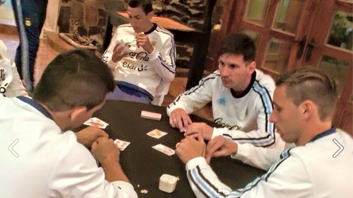 Messi juega al truco con sus compañeros